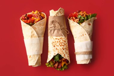 Kırmızı arka planda nefis dürümler.