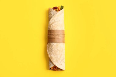Sarı arka planda nefis burrito
