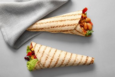 Gri arka planda lezzetli dürümler