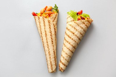 Gri arka planda lezzetli dürümler