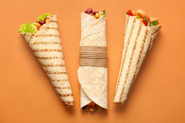 Renkli arkaplanda lezzetli dürümler