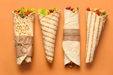 Renkli arkaplanda lezzetli dürümler