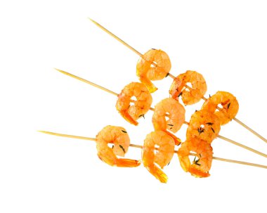 Beyaz arka planda lezzetli ızgara karides şişleri.