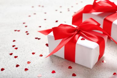 Sevgililer Günü için hediye kutuları ve arka planda parıltı