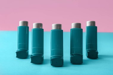 Renk arkaplanında astım spreyleri