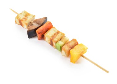 Beyaz arka planda lezzetli tofu peyniri ve sebzeli şiş.