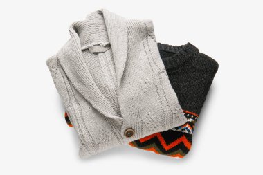 Beyaz arka planda erkek kazakları