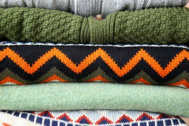 Farklı stil süveter yığınları, yakın çekim.