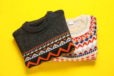 Sarı arka planda şık desenli kazaklar.