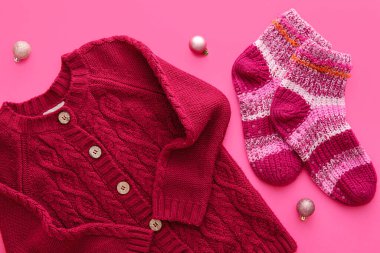 Sıcak kışlık giysiler ve arka planda Noel dekoru, yakın plan