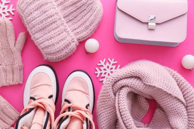 Renkli arka planda örgü, aksesuar ve Noel dekoru olan kompozisyon, yakın plan