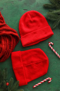 Renkli arka planda şapkalar, eşarp ve Noel dekoru