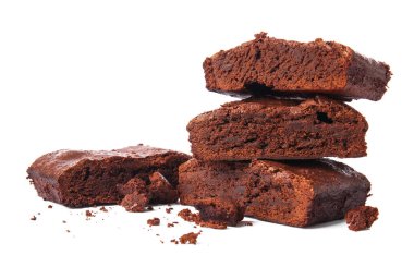 Lezzetli çikolatalı brownie parçaları beyaz arka planda izole edilmiş.