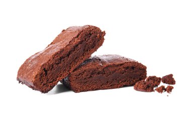Lezzetli çikolatalı brownie parçaları beyaz arka planda izole edilmiş.