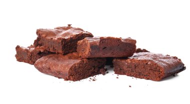 Lezzetli çikolatalı brownie parçaları beyaz arka planda izole edilmiş.