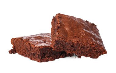 Lezzetli çikolatalı brownie parçaları beyaz arka planda izole edilmiş.