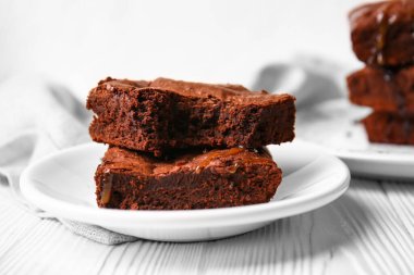 Tabakta lezzetli çikolatalı brownie parçaları var.