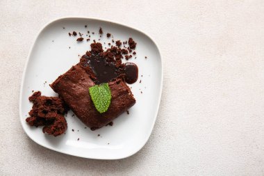 Beyaz arka planda lezzetli çikolatalı browni tabağı.