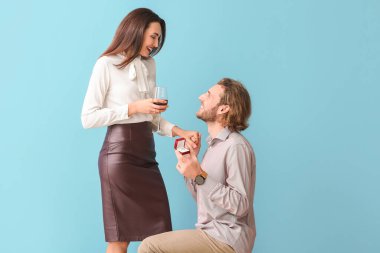 Genç bir adam kız arkadaşına renk geçmişiyle evlenme teklif ediyor. Sevgililer Günü kutlaması