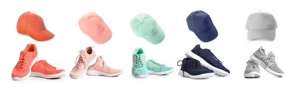 Beyaz Arka Planda Farklı Renklerde Şık Spor Ayakkabıları Şapkalar Koleksiyonu — Stok fotoğraf