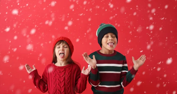 Cute Little Children Winter Sweaters Catching Falling Snow Tongues Color — Stockfoto