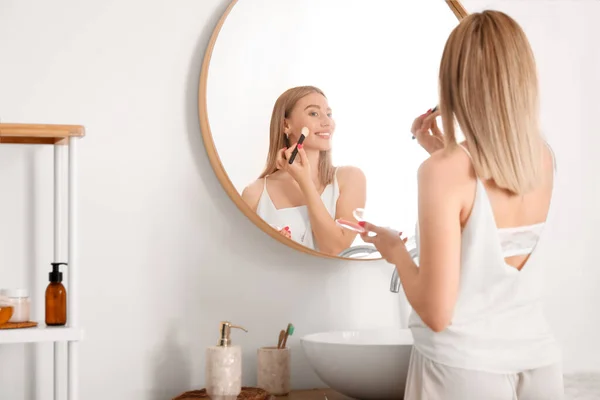 Bella Giovane Donna Applicando Polvere Vicino Specchio Bagno — Foto Stock