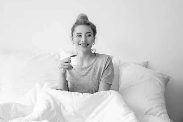 Morning Beautiful Woman Cup Coffee Bed — Fotografia de Stock