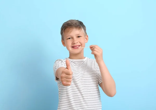 Маленький Хлопчик Жувальною Гумкою Показує Великий Палець Синьому Фоні — стокове фото