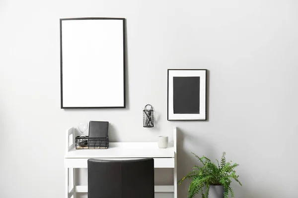 Bílý Stůl Tmavou Židlí Rámečky Plakátů Interiéru Stylové Místnosti — Stock fotografie