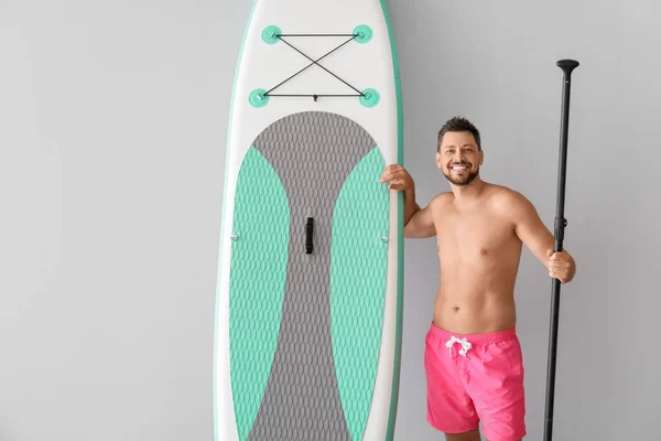 Sporty Man Board Sup Surfing Oar Light Background — стоковое фото