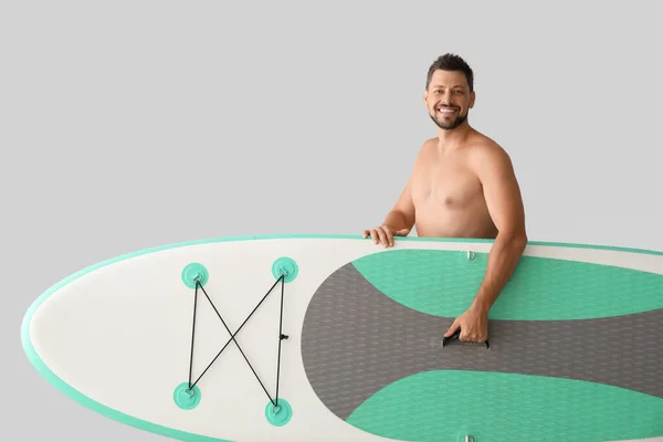 Sportovní Muž Deskou Pro Sup Surfování Světlém Pozadí — Stock fotografie