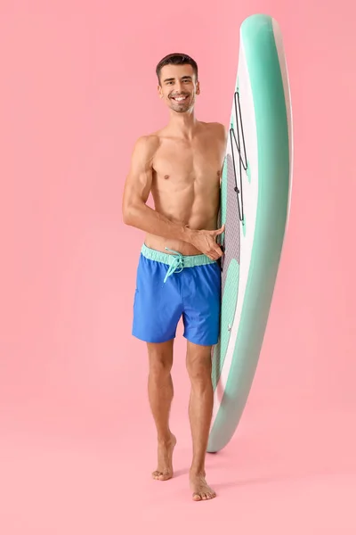 Joven Guapo Con Tabla Para Surfear Sobre Fondo Color —  Fotos de Stock