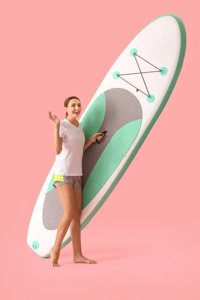Mladá Žena Deskou Pro Sup Surfování Barevném Pozadí — Stock fotografie