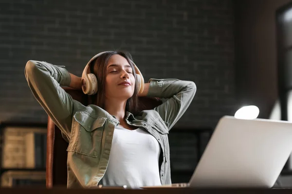 Pretty Young Woman Laptop Listening Music Relaxing Home Evening — Stock Photo, Image