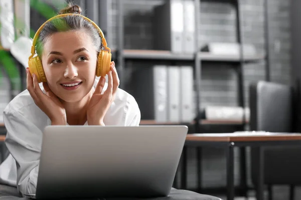 Pretty Young Woman Laptop Listening Music Home — Stock Photo, Image