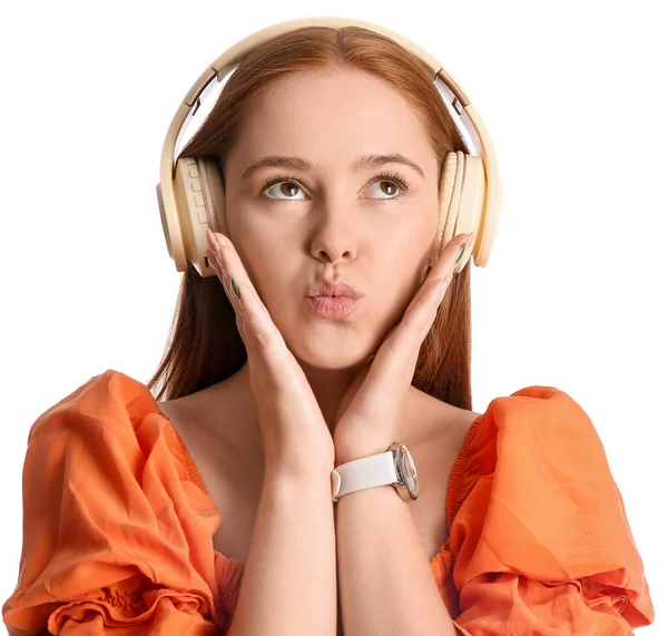 Cool Jeune Femme Écouter Musique Sur Fond Blanc — Photo