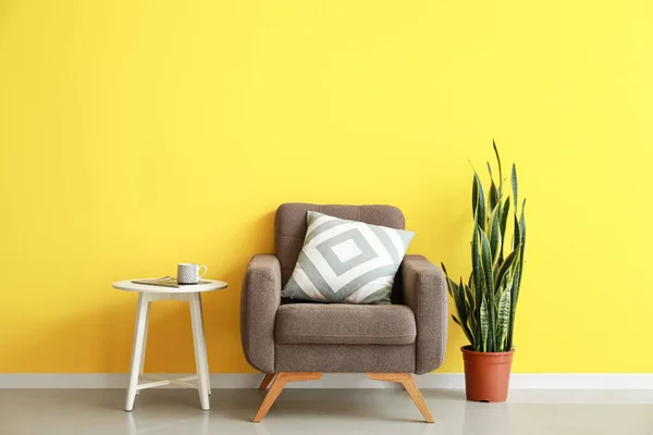 Soft Armchair Coffee Table Houseplant Yellow Wall — Zdjęcie stockowe