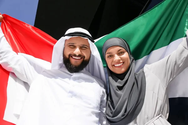 Pareja Ropa Tradicional Con Bandera Nacional Emiratos Árabes Unidos Aire — Foto de Stock