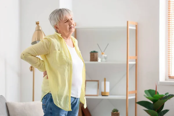 Evde Sırt Ağrısı Çeken Gömlekli Yaşlı Bir Kadın — Stok fotoğraf