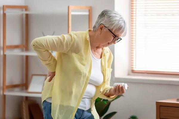 Oudere Vrouw Met Pillen Die Thuis Last Hebben Van Rugpijn — Stockfoto