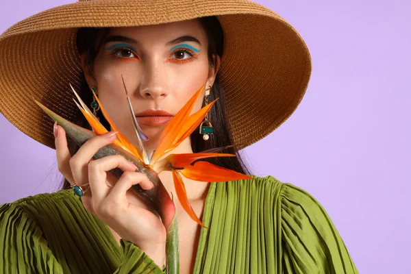 Hermosa Mujer Joven Con Flor Strelitzia Sobre Fondo Color —  Fotos de Stock