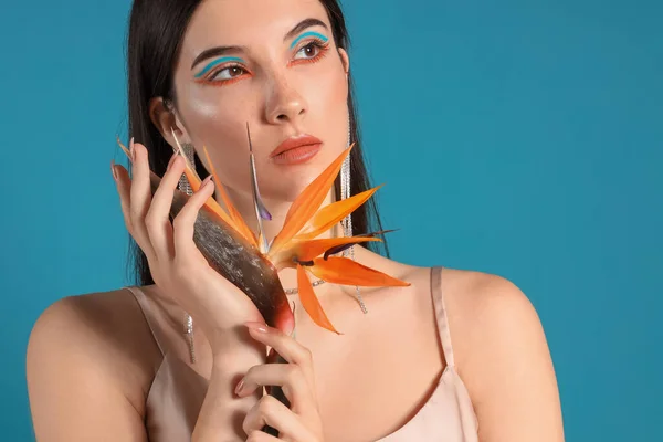 Hermosa Mujer Joven Con Flor Strelitzia Sobre Fondo Color —  Fotos de Stock