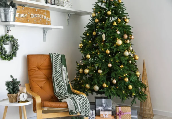 Stylish Interior Christmas Tree Armchair Gifts — стоковое фото