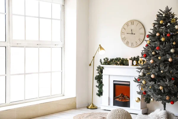 Interior Elegante Com Árvore Natal Por Lareira Relógio Madeira — Fotografia de Stock