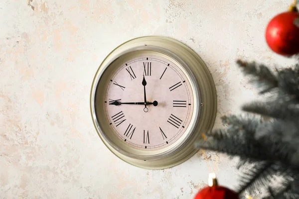 Işık Duvarında Noel Ağacı Retro Saat — Stok fotoğraf