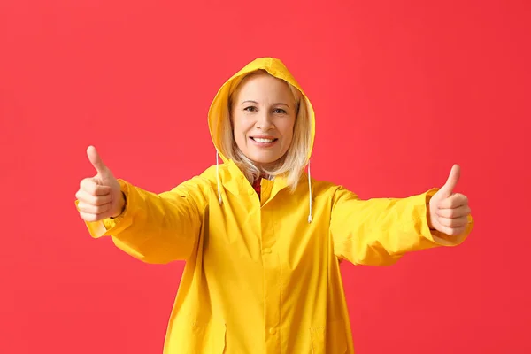 Hermosa Mujer Madura Impermeable Que Muestra Pulgar Hacia Arriba Fondo —  Fotos de Stock