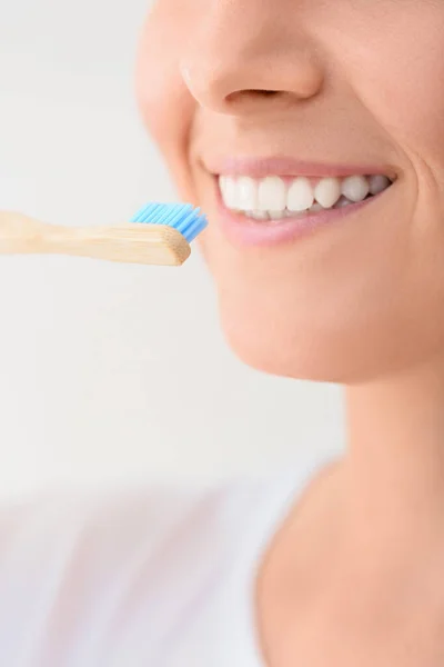 Kobieta Bambusową Szczoteczką Zębów Jasnym Tle Zbliżenie — Zdjęcie stockowe