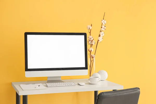 Modern Bilgisayarlı Işyeri Bir Fincan Kahve Renkli Duvarın Yanında Güzel — Stok fotoğraf