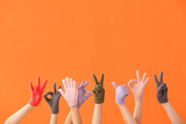 Donne Guanti Caldi Che Mostrano Diversi Gesti Sfondo Arancione — Foto Stock