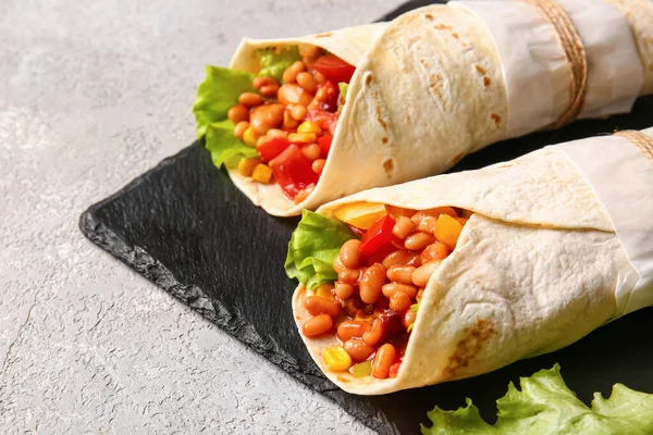 Assiette Ardoise Avec Délicieux Burritos Sur Fond Gris Gros Plan — Photo